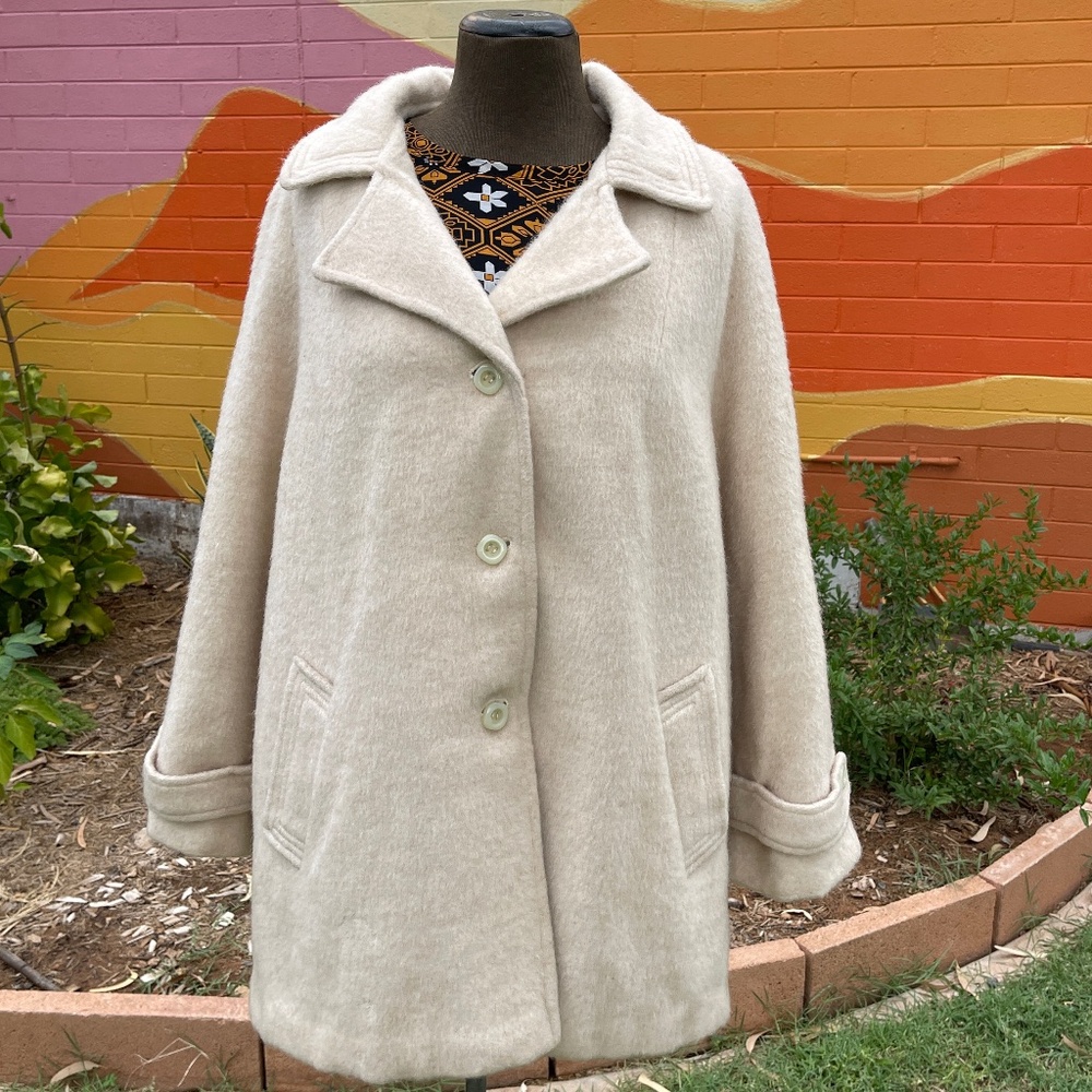 Stunning Vintage 70s oversized ivory wool swing coat